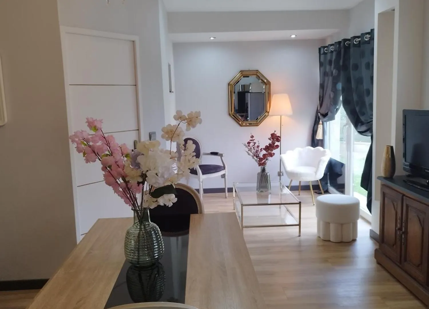 Apartment Appartement Dans Villa Borghese La Boisse